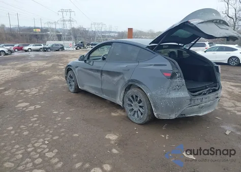 2024 Tesla Model Y Long Range Single Motor Rear-Wheel Drive/Rwd z USA, uszkodzony, nr VIN 7SAYGDED2RF027820